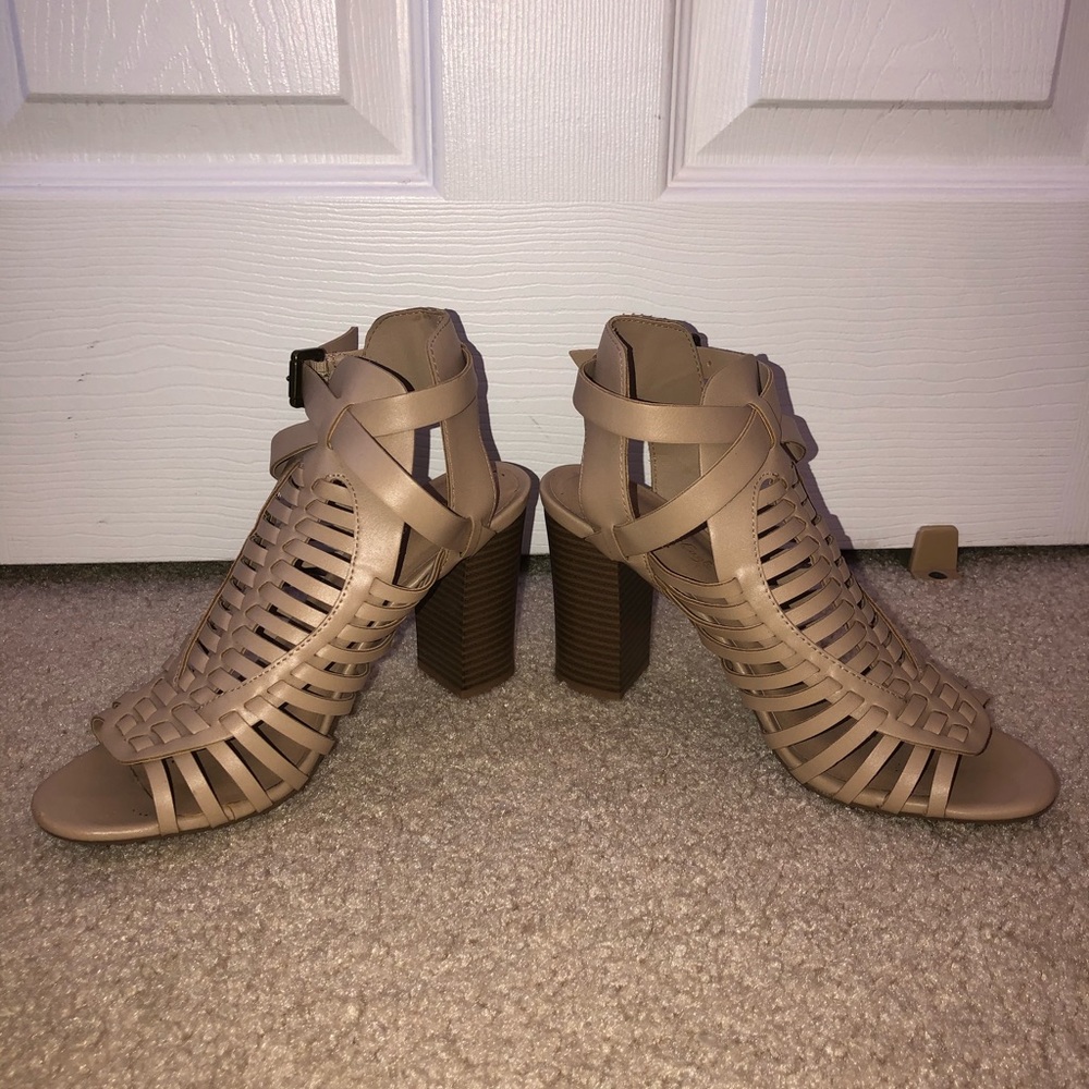 NUDE BLOCK HEELS